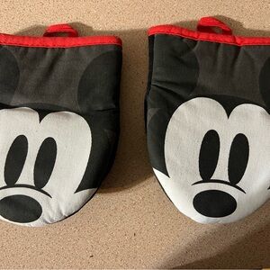 Mickey Mouse Black & Red Oven Mitt Set
